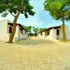 Case bianche con cortile pavimentato.