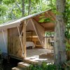 Tenda glamping con veranda in legno.