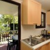 Cucina con vista sul giardino esterno.